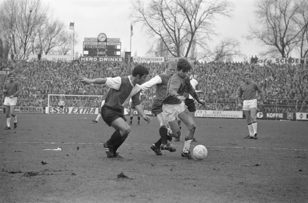 Johan Cruijff in duel met Theo Laseroms bij Ajax–Feijenoord (1–2), bekercompetitie, 9 maart 1969. Foto: Jac. de Nijs / Anefo, Nationaal Archief (CC0).