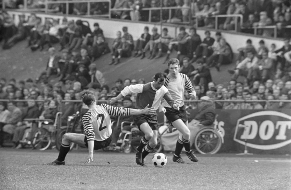 Spelmoment uit DOS–Feyenoord (27 april 1969). Coen Moulijn wordt tegengehouden. Foto: Eric Koch / Anefo, Nationaal Archief (CC0).