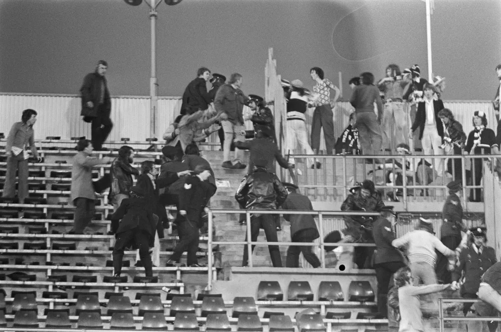Supporters worden door de politie van de tribune verwijderd tijdens Feyenoord–Tottenham Hotspur (2–0), 29 mei 1974. Foto: Rob Mieremet / Anefo, Nationaal Archief (CC0).