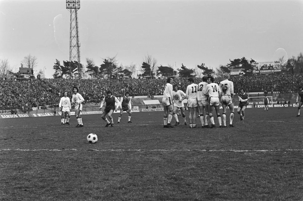 NEC–Feijenoord eindigde op 1–1 (28 maart 1976). Schneider scoort de gelijkmaker. Foto: Rob Mieremet / Anefo, Nationaal Archief (CC0).