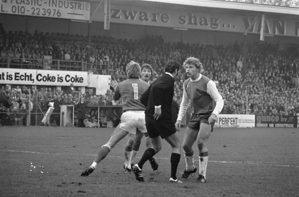 Sparta-Feijenoord 1-3 (7 november 1976). Nico Jansen protesteert bij scheidsrechter Berrevoets. Foto: Bert Verhoeff / Anefo, Nationaal Archief (CC0).