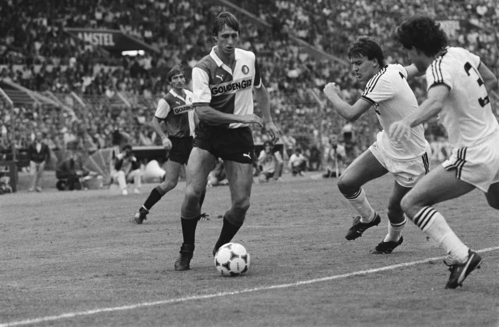 Feyenoord-Manchester United 2-1 (12 augustus 1983), Johan Cruijff aan de bal. Foto: Marcel Antonisse / Anefo, Nationaal Archief (CC0).