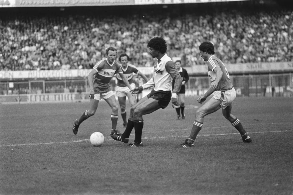 Feyenoord-PSV 1-1 (16 oktober 1983), Ruud Gullit in actie. Foto: Marcel Antonisse / Anefo, Nationaal Archief (CC0).
