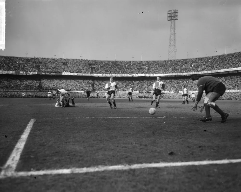 Feijenoord tegen DWS 3-1, spelmoment voor het doel van Feijenoord. Foto: Joop van Bilsen / Anefo, Nationaal Archief (CC0).