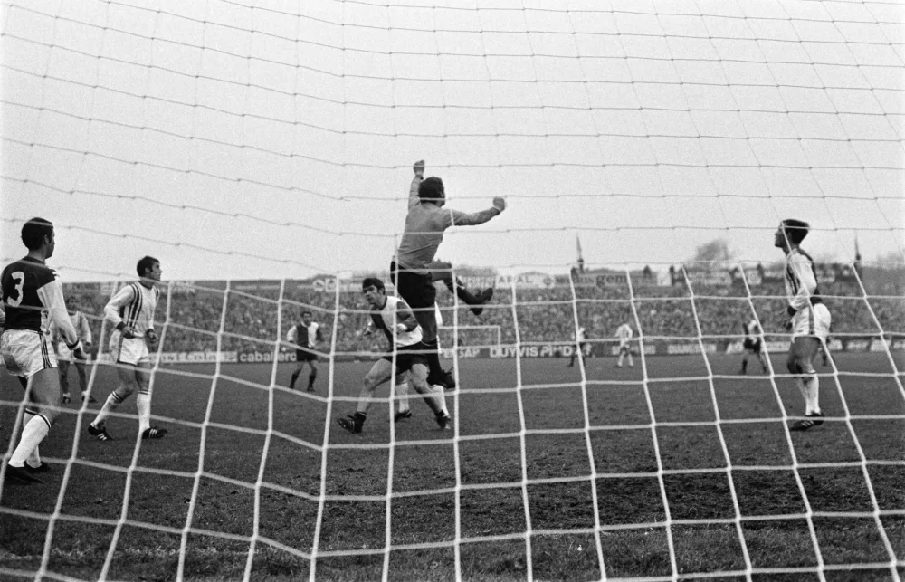Holland Sport tegen Feyenoord 0-0. Aanval Feyenoord, Van Hanegem bij keeper. Foto: Rob Mieremet / Anefo, Nationaal Archief (CC0).
