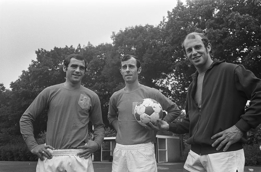 Training Nederlands elftal selectie voor wedstrijd tegen Polen, in Zeist: v.l.n.r. Strik (PSV), Moulijn en Treytel (Feyenoord). Foto: Eric Koch / Anefo, Nationaal Archief (CC0).