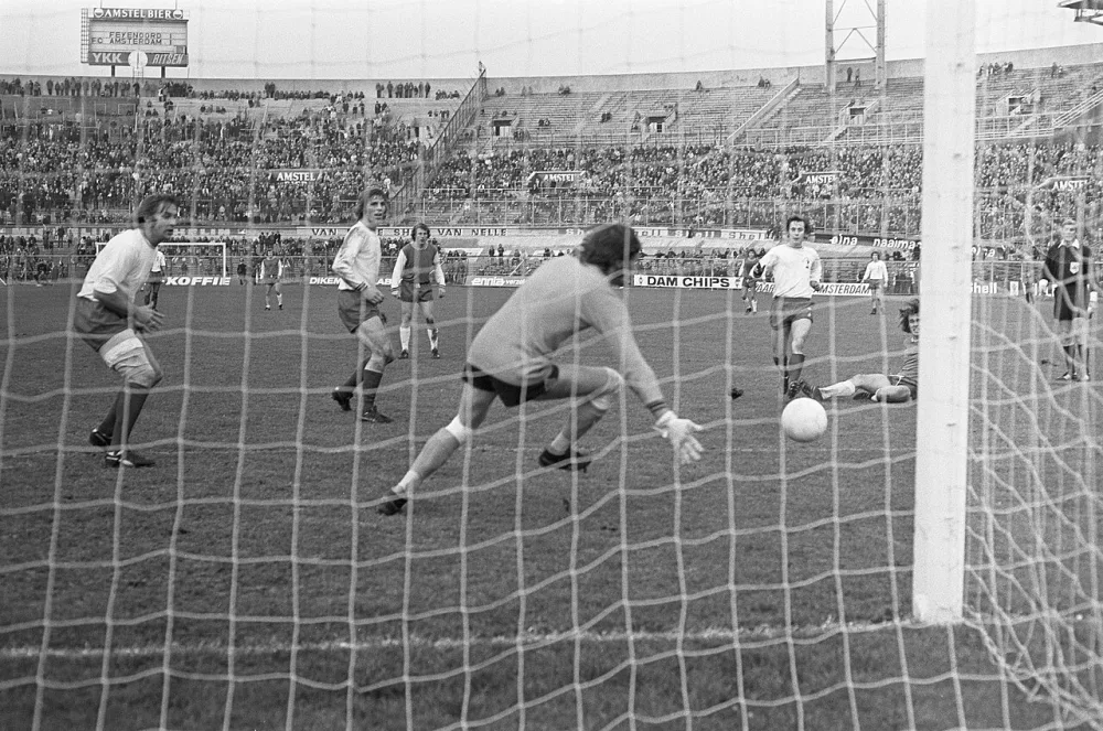 Amsterdam tegen Feyenoord 1-3, Peter Ressel scoort 1-2 voor Feyenoord. Foto: Hans Peters / Anefo, Nationaal Archief (CC0).