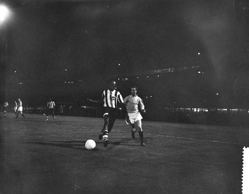 Nederland tegen Curacao 8-1 in het Feyenoord stadion te Rotterdam, Coen Moulijn (r.) , Matrona (l). Foto: J.D. Noske / Anefo, Nationaal Archief (CC0).