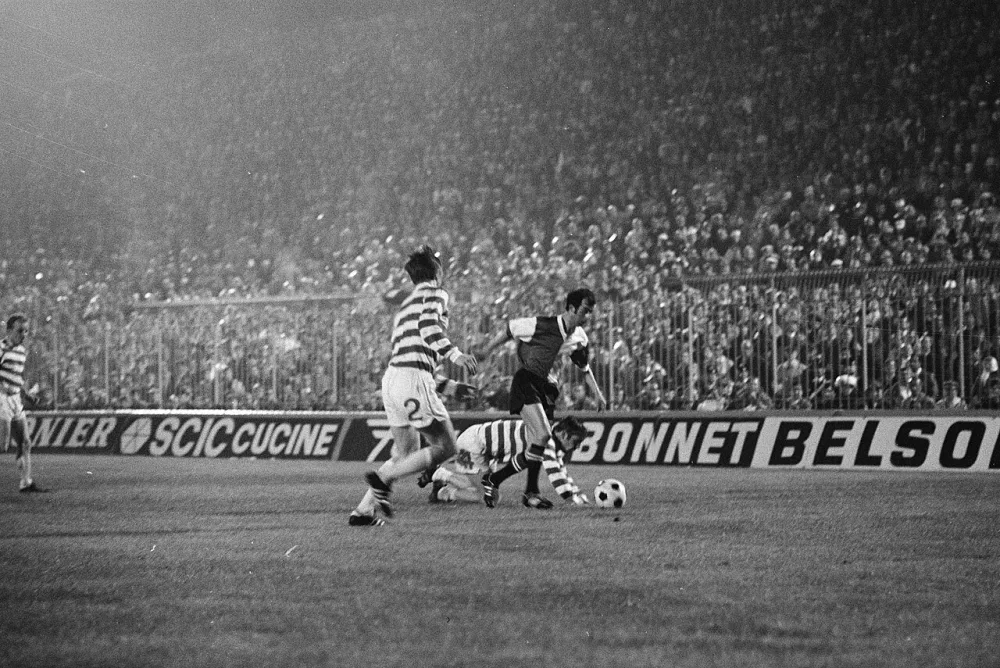 Celtic tegen Feijenoord 1-2 finale Europacup-I in Milaan: Moulijn in duel met Hay (links) en Murdock (liggend). Foto: Eric Koch / Anefo, Nationaal Archief (CC0).