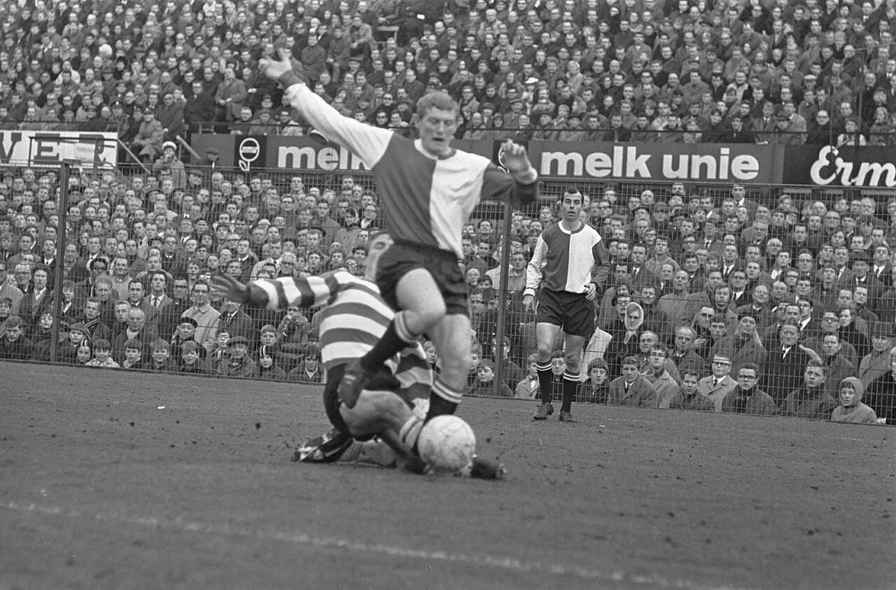 Feyenoord tegen Xerxes en DHC 0-1, Jansen (Feyenoord) in duel, Xerxes-verdediger zet tackle in. Moulijn kijkt toe. Foto: Jac. de Nijs / Anefo, Nationaal Archief (CC0).