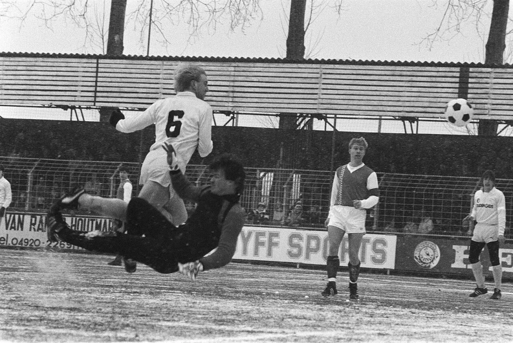 Helmond Sport tegen Feyenoord; Hoekstra scoort, keeper Van de Meyden mist. Foto: Rob Bogaerts / Anefo, Nationaal Archief (CC0).