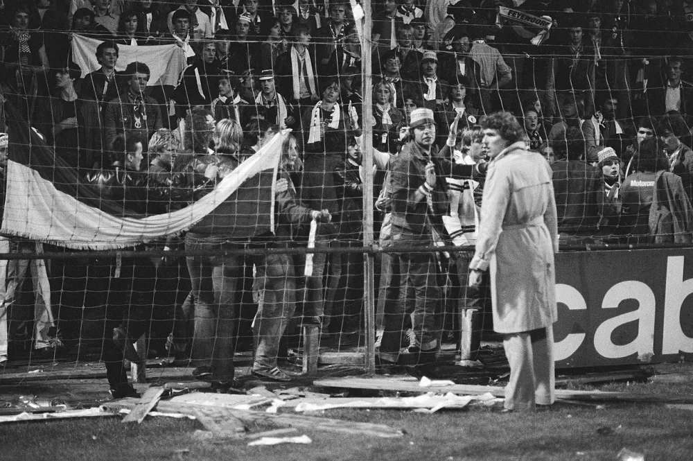 Feijenoord speler Gerard van der Lem probeert Feijenoord supporters te kalmeren. Foto: Koen Suyk / Anefo, Nationaal Archief (CC0).