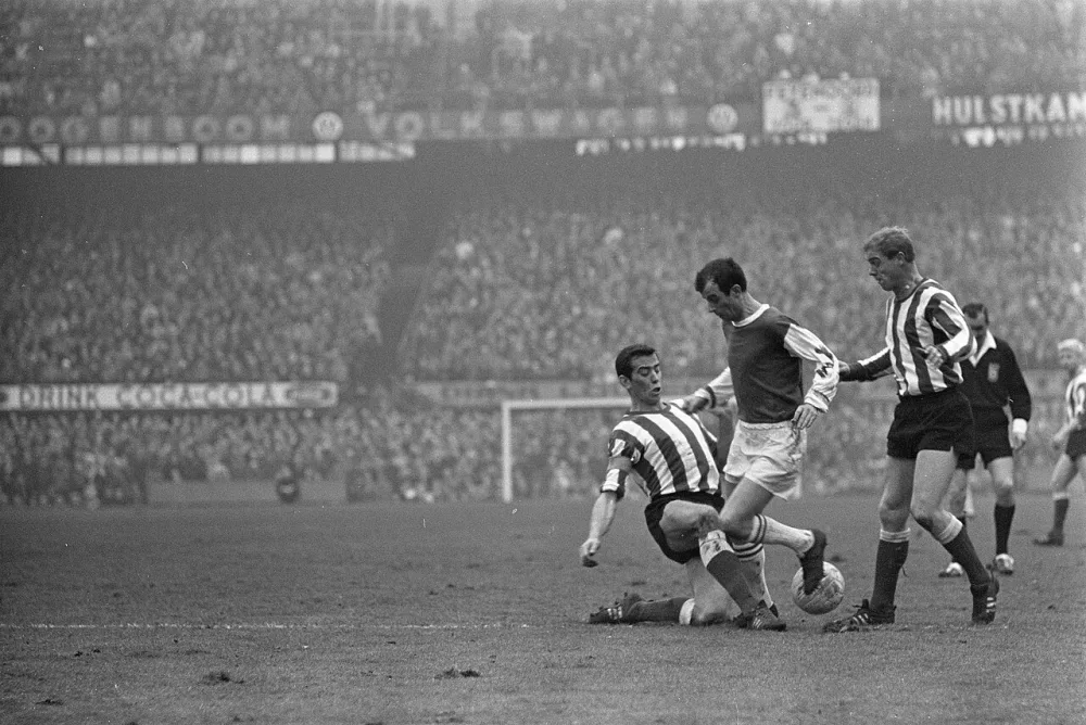 Feyenoord tegen PSV 4-2. Moulijn in duel met Daan Schrijvers en Schalks. Foto: Jac. de Nijs / Anefo, Nationaal Archief (CC0).