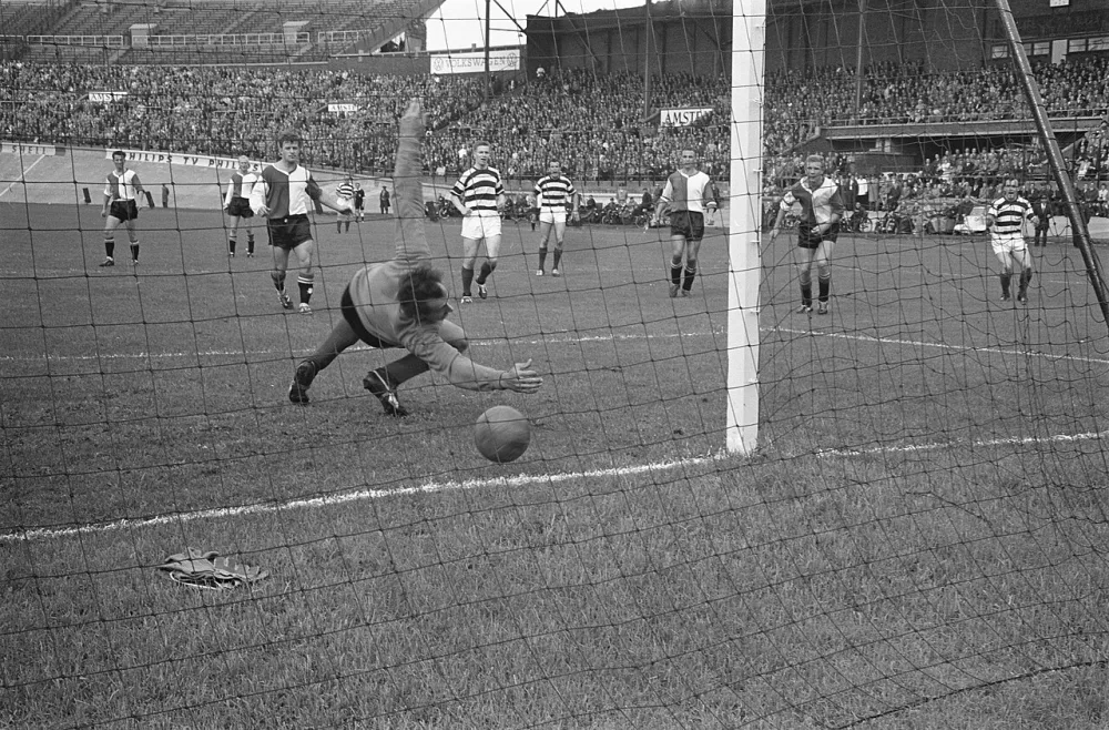 Blauw-Wit tegen Feyenoord 1-0, Clement passeert Pieters Graafland, v.l.n.r. ?, Kruiver , Kreyermaat, Pieters Graafland, Dries Mul (Blauw-Wit), ?, Kerkum , Kraay, Clement?. Foto: Harry Pot / Anefo, Nationaal Archief (CC0).