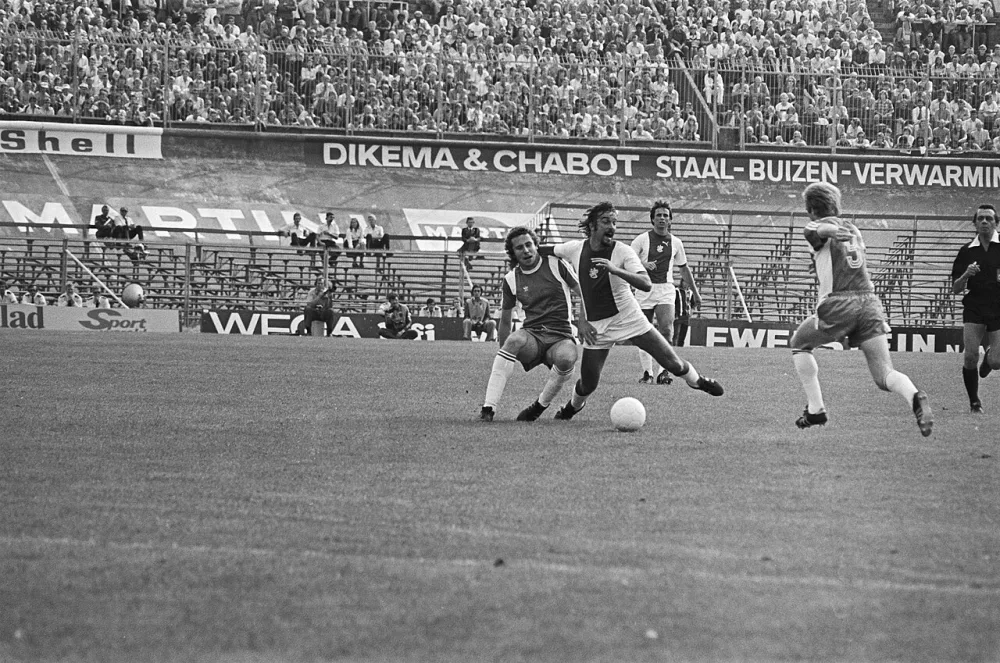 Ajax tegen Feyenoord 2-2, Notten (r) wordt ten val gebracht. Foto: Hans Peters / Anefo, Nationaal Archief (CC0).