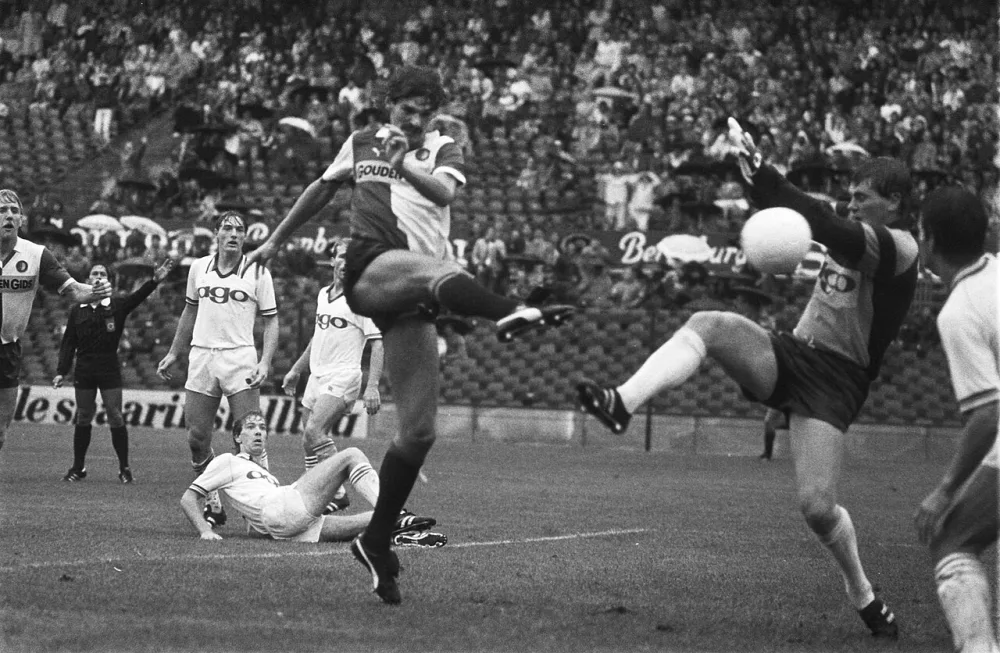 Henk Duut van Feyenoord (l) maakt een doelpunt. Foto: Marcel Antonisse / Anefo, Nationaal Archief (CC0).