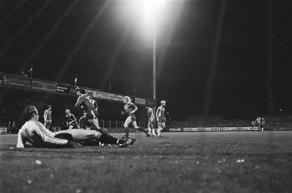 AZ67 tegen Feyenoord 4-2, Treytel ligt verslagen op de grond na benutten penalty, Metgod (midden) L. van de Hem en Van Rijnsoever , rechts Kist. Foto: Bert Verhoeff / Anefo, Nationaal Archief (CC0).