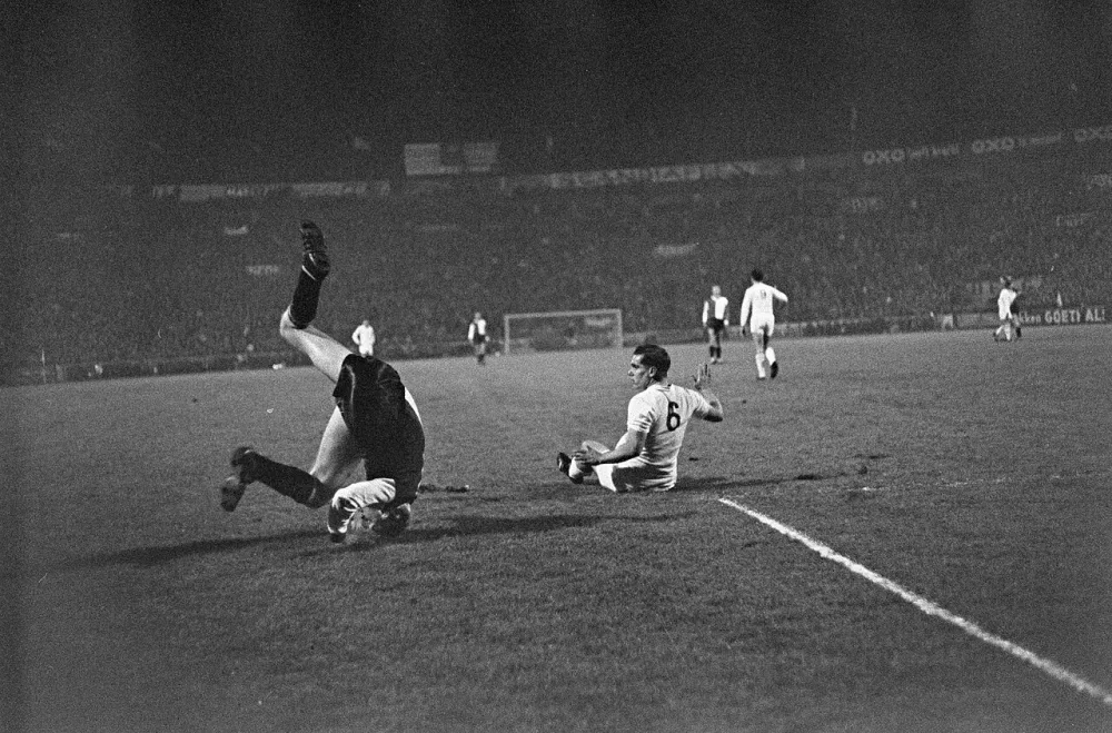 Feyenoord tegen Vasas 1-0, Kruiver (op zijn kop), rechts Berendi en daarnaast Bennaars. Foto: Harry Pot / Anefo, Nationaal Archief (CC0).