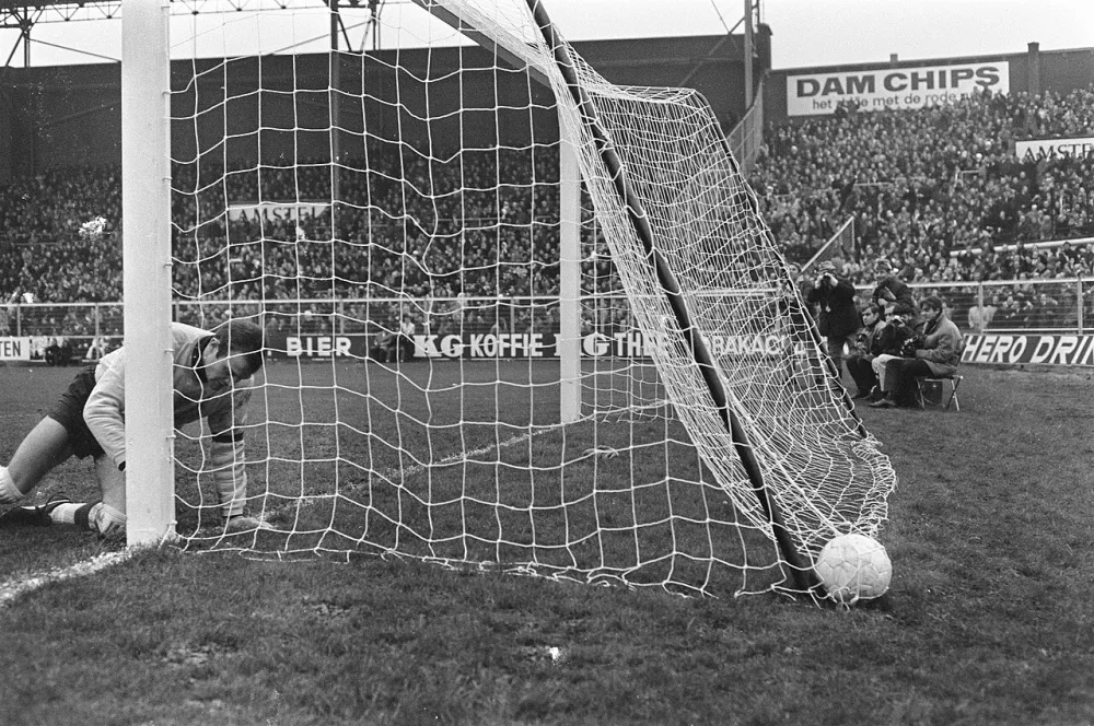 Ajax-Feijenoord 0-1. Henk Wery (Feijenoord) heeft gescoord. Foto: Jac. de Nijs / Anefo, Nationaal Archief (CC0).