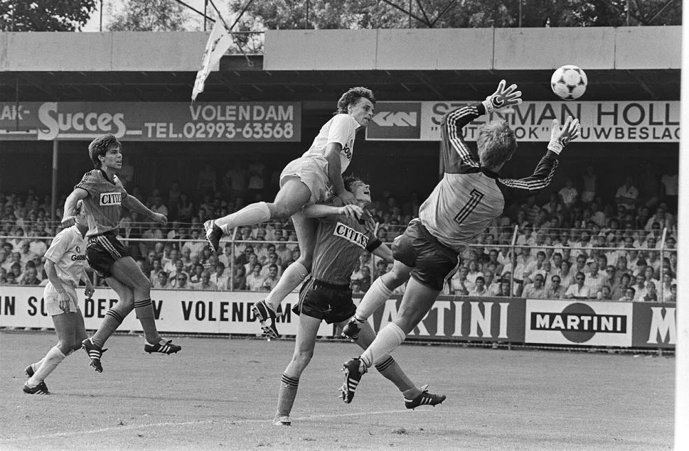 Peter Houtman probeert koppend te scoren. Foto: Marcel Antonisse / Anefo, Nationaal Archief (CC0).