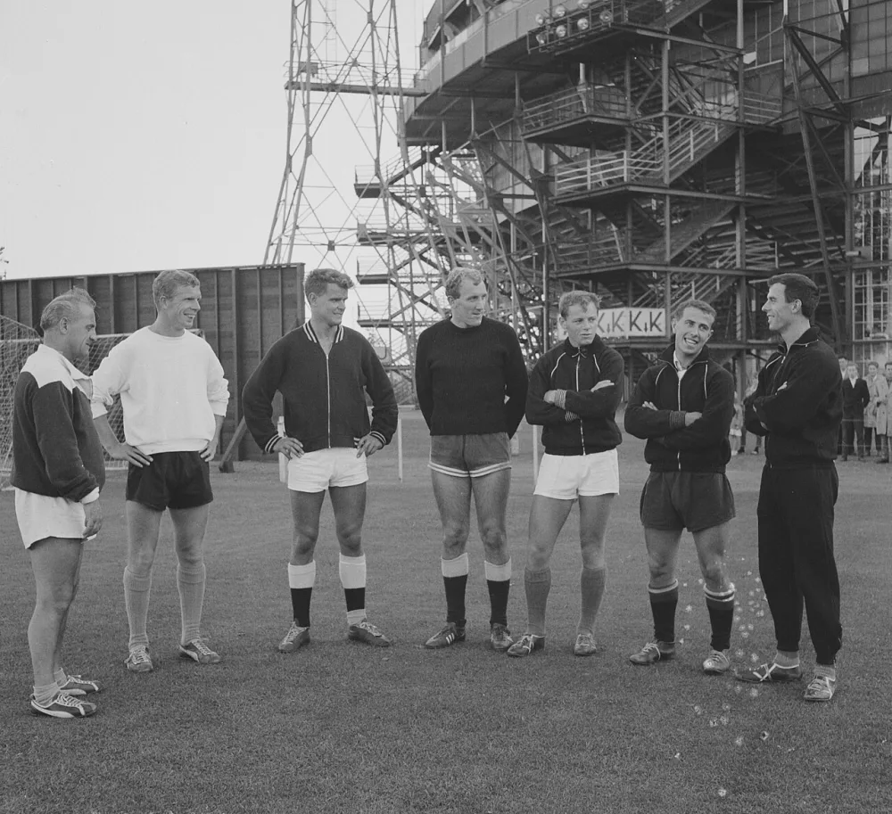 Eerste training van Feyenoord. \Vlnr trainer Frans Fuchs, Hans Kraay, Rob van Heeswijk (keeper), Frans van Galen, Gerard "Pummy", Bergholz,, Frans Bouwmeester en Coen Moulijn. Foto: Henk Lindeboom / Anefo, Nationaal Archief (CC0).