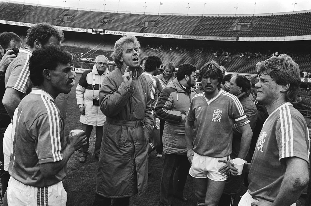 Nederlands elftal speelt oefenwedstrijd tegen Feyenoord ivm interland tegen Oostenrijk; vlnr Tahamata, Beenhakker, Wijnstekers en Erwin Koeman. Foto: Rob Bogaerts / Anefo, Nationaal Archief (CC0).