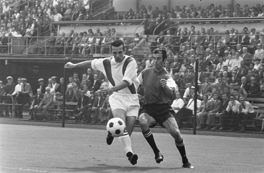 Feyenoord tegen SVV 6-0, Coen Moulijn (r) en Langhorst, aktie. Foto: Eric Koch / Anefo, Nationaal Archief (CC0).