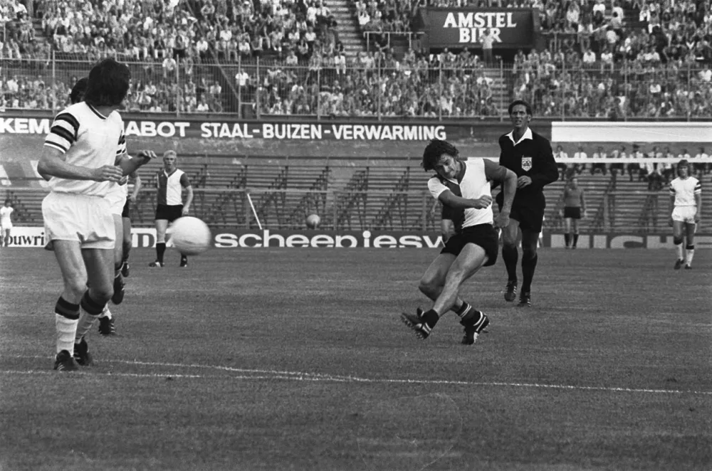 Kristensen scoort een doelpunt voor Feyenoord. Foto: fotograaf onbekend / Anefo, Nationaal Archief (CC0).