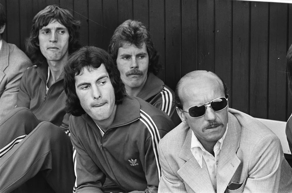 Steve en Geoffrey Wegerle (m) en de nieuwe Poolse trainer Antoni BrzeżaÅczyk (r) van Feyenoord. Foto: fotograaf onbekend / Anefo, Nationaal Archief (CC0).