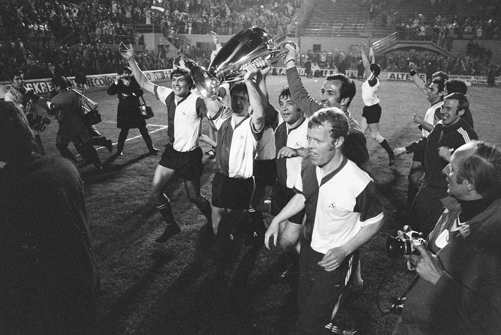 Celtic tegen Feijenoord 1-2 finale Europacup-I in Milaan: juichend met Cup v.l.n.r. Van Duivenbode, Wery, Laseroms, Pieters Graafland, Romeyn. Foto: Eric Koch / Anefo, Nationaal Archief (CC0).