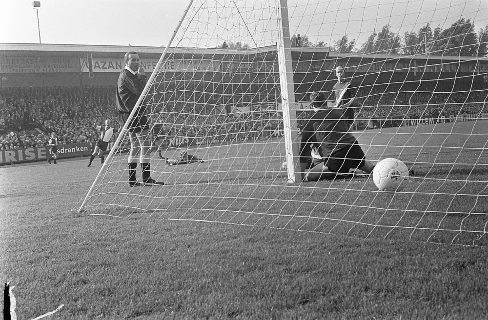 Sparta-Feijenoord 0-1 Romeijn scoort, keeper Van Beveren is geslagen. Foto: Eric Koch / Anefo, Nationaal Archief (CC0).