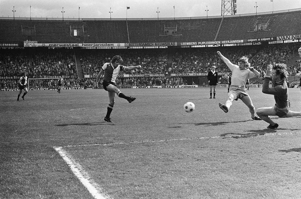 Jörgen Kristensen (Feyenoord) scoort langs keeper Jaap Bloem (Telstar). Foto: fotograaf onbekend / Anefo, Nationaal Archief (CC0).