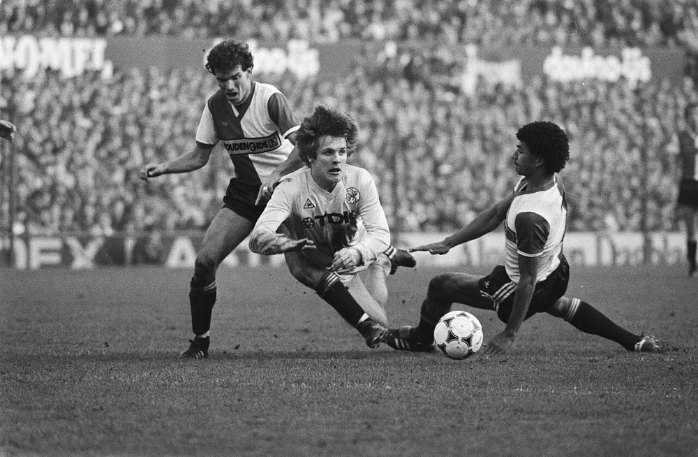 Jan Mølby (Ajax) word ten val gebracht; rechts Gullit. Foto: Rob Bogaerts / Anefo, Nationaal Archief (CC0).