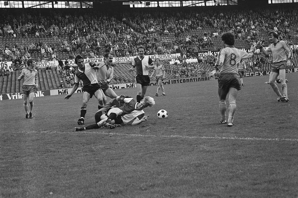 Feijenoord speler Petursson wordt ten val gebracht, hetgeen een penalty opleverde; links Peters, rechts Budding. Foto: Fernando Pereira / Anefo, Nationaal Archief (CC0).