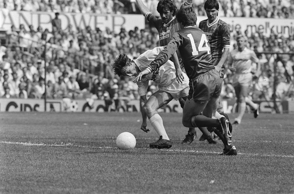 Johan Cruijff op weg naar de openingstreffer, waarna hij scoort. Foto: Rob Bogaerts / Anefo, Nationaal Archief (CC0).