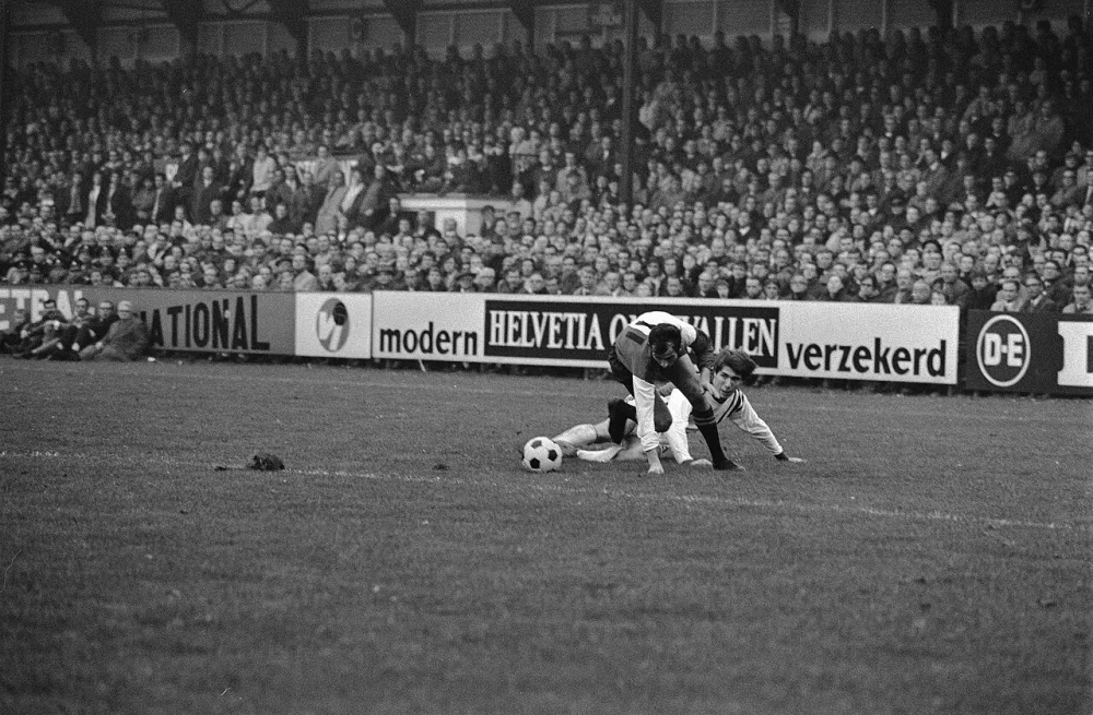 Holland Sport tegen Feyenoord 0-0. Moulijn passeert op kenmerkende wijze verdediger van Holland Sport. Foto: Rob Mieremet / Anefo, Nationaal Archief (CC0).