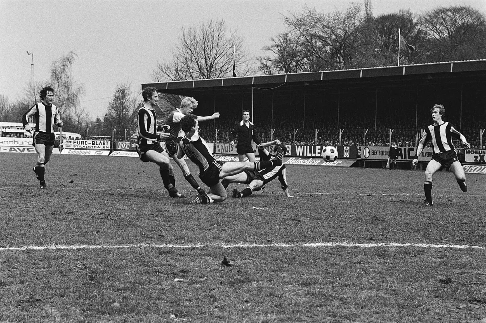 Petursson in duel met Vitesse spelers. Foto: Rob C. Croes / Anefo, Nationaal Archief (CC0).