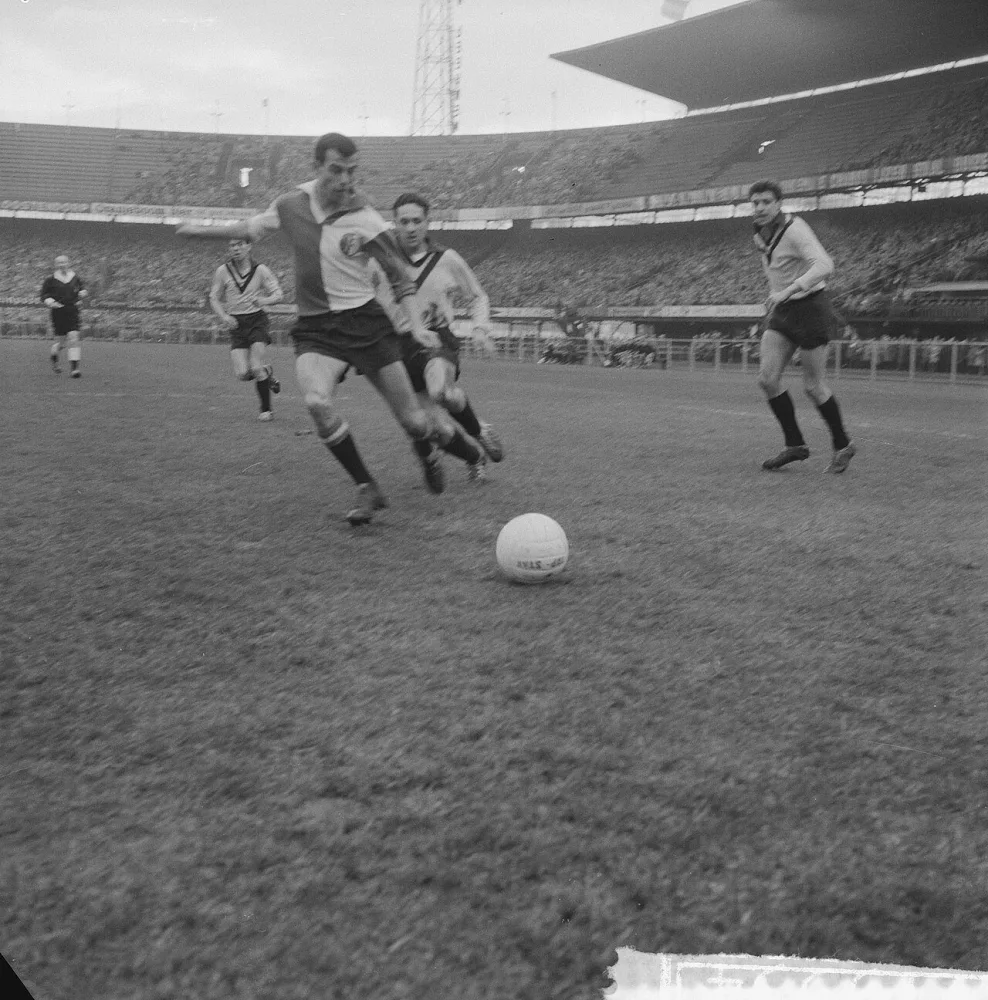 Feyenoord tegen VVV 3-3, Coen Moulijn in actie. Foto: Herbert Behrens / Anefo, Nationaal Archief (CC0).
