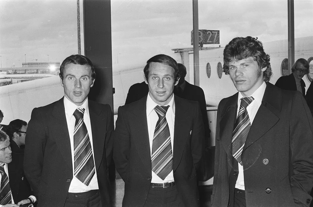 Vertrek Feijenoord van Schiphol naar Barcelona voor wedstrijd tegen Espanol; drie geblesseerden v.l.n.r. Vos, Treytel en Nico Jansen. Foto: Hans Peters / Anefo, Nationaal Archief (CC0).