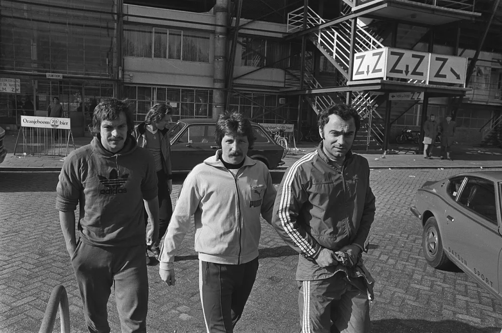 Training van Feyenoord ter voorbereiding van de wedstrijd tegen het Belgische RWD Molenbeek. V.l.n.r. Van Deinsen, Kreuz en Ramljak. Foto: Bert Verhoeff / Anefo, Nationaal Archief (CC0).