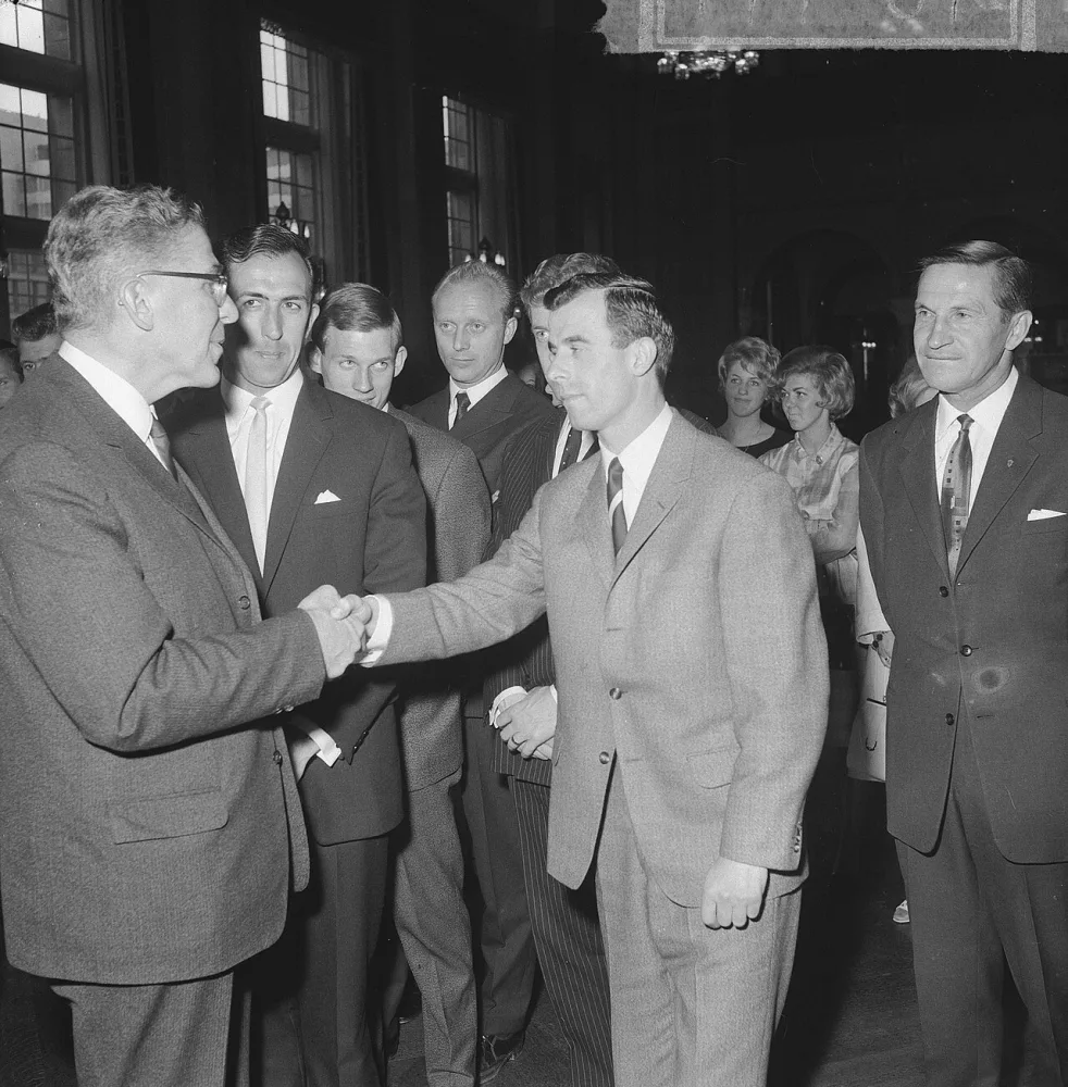 Feyenoordspelers op stadhuis ontvangen, burgemeester Thomassen en Coen Moulijn. Foto: Jan Voets / Anefo, Nationaal Archief (CC0).