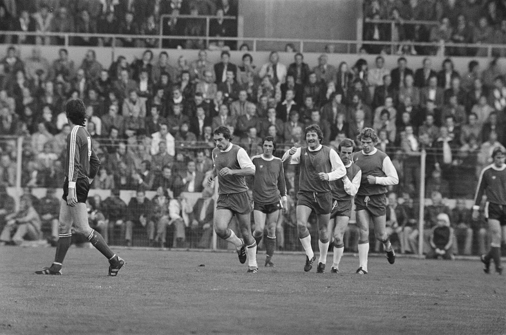 PSV tegen Feijenoord 2-3; v.l.n.r. Van Deinsen , Van Kraaij (PSV) , Kreuz, Vreysen en Jansen. Foto: Hans Peters / Anefo, Nationaal Archief (CC0).