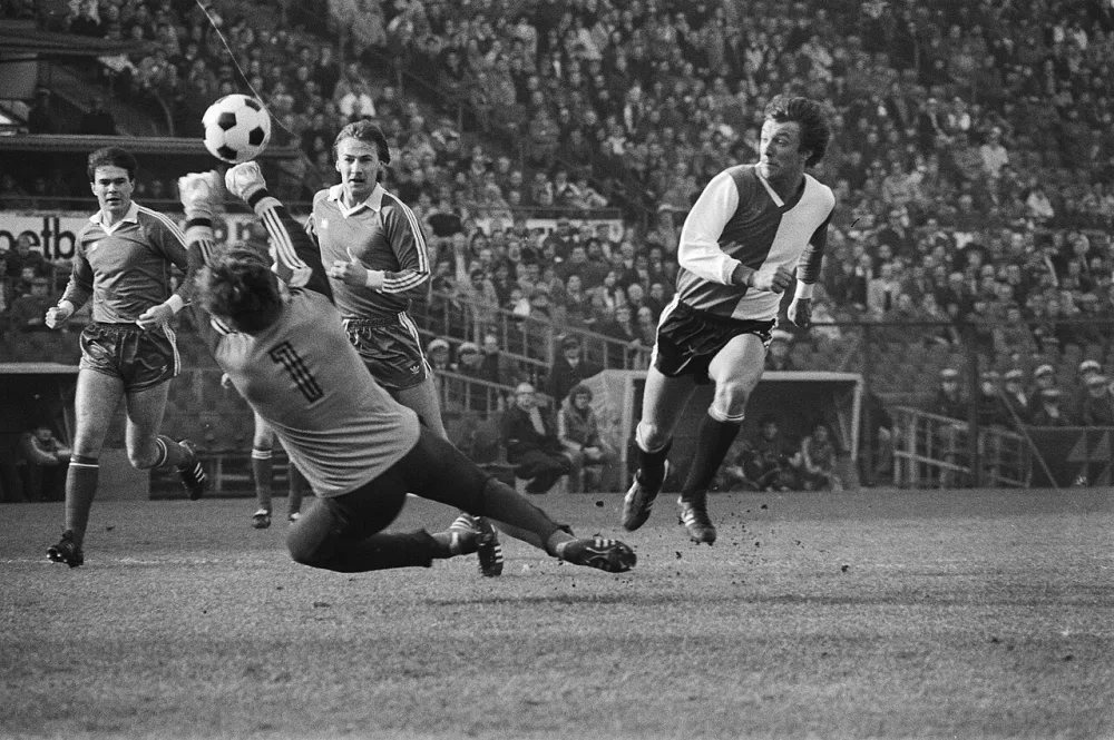 Geheel rechts Feyenoorder Ben Wijnstekers schept de bal maar de keeper houdt hem tegen tijdens een voetbalwedstrijd tussen Feyenoord en Sparta. Foto: fotograaf onbekend / Anefo, Nationaal Archief (CC0).