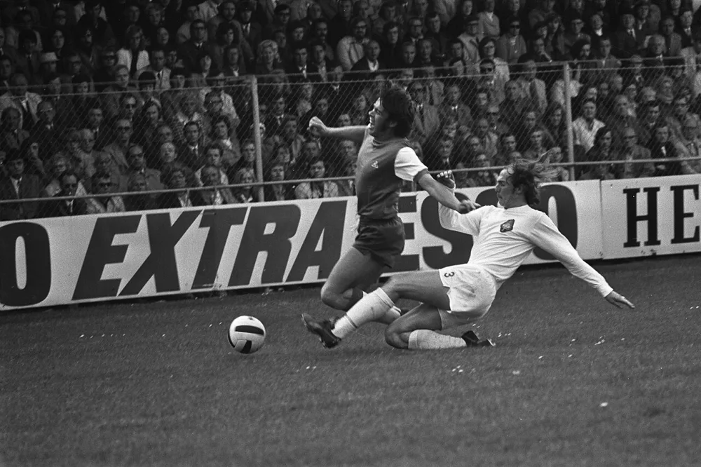 Telstar tegen Feyenoord 0-1, Peter Ressel (links) in duel met Bischot. Foto: Rob Mieremet / Anefo, Nationaal Archief (CC0).