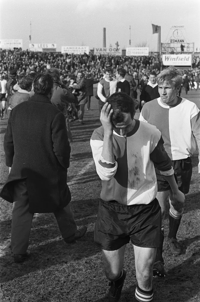 DOS tegen Feyenoord 2-0. Coen Moulijn verlaat veld na afloop, teleurgesteld. Foto: Ron Kroon / Anefo, Nationaal Archief (CC0).
