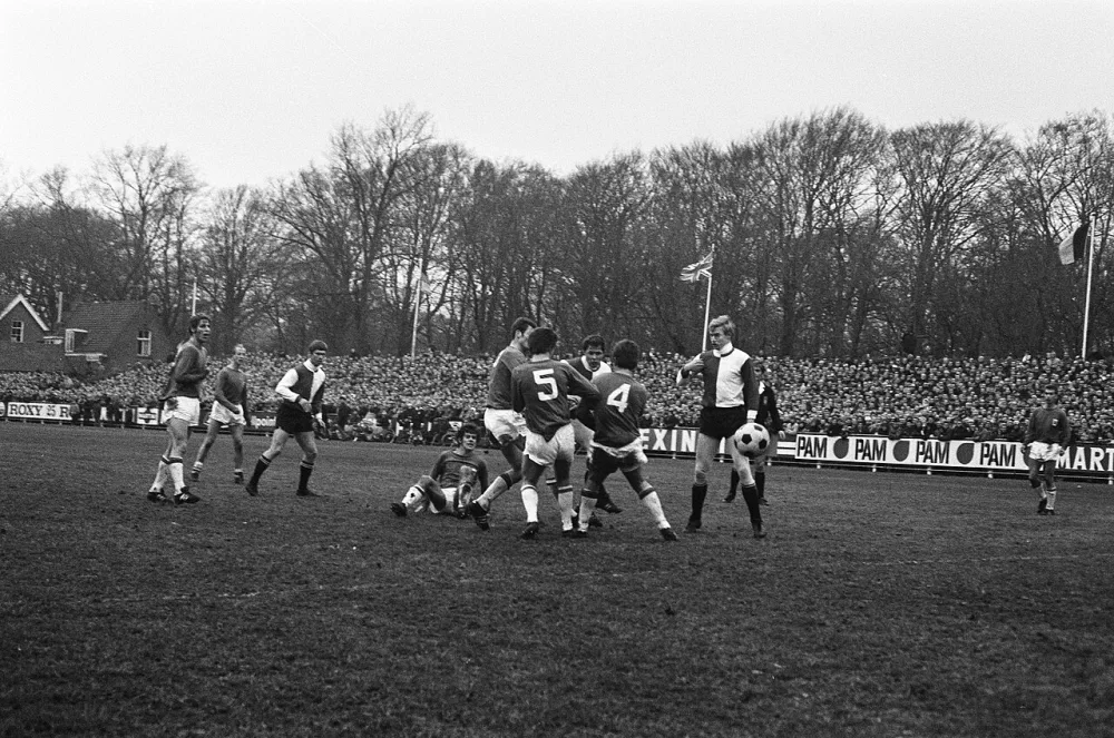 AZ 67 tegen Feyenoord 1-1. Israël scoort vanuit kluwen spelers Feyenoord doelpunt, rechts invaller Van Dalen. Foto: Bert Verhoeff / Anefo, Nationaal Archief (CC0).