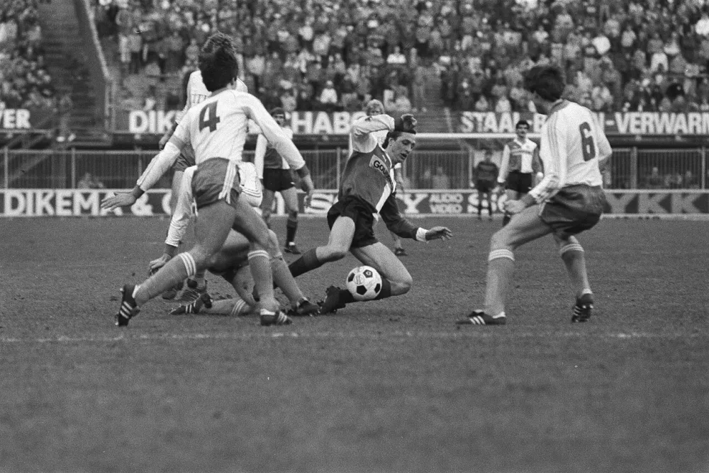 Feyenoord tegen FC Volendam ; nr. 10 Cruijff in actie. Foto: Rob C. Croes / Anefo, Nationaal Archief (CC0).