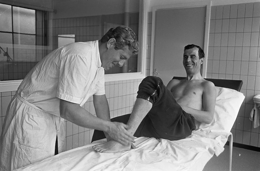 Training Feyenoord, Coen Moulijn gemasseerd door Gerard Meijer. Foto: Eric Koch / Anefo, Nationaal Archief (CC0).