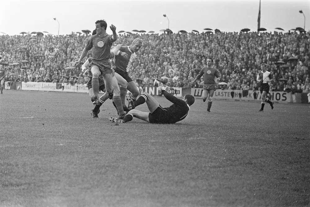Boskamp in duel met Quadackers, keeper Körver werpt zich voor de bal. Foto: fotograaf onbekend / Anefo, Nationaal Archief (CC0).
