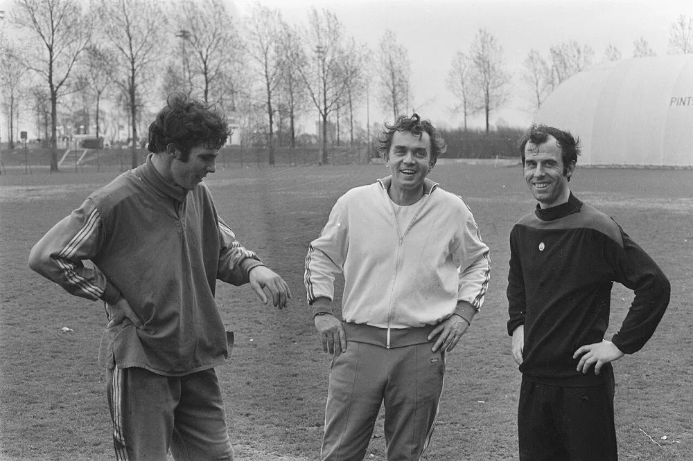 v.l.n.r. Wim van Hanegem , Trainer Ernst Happel en Coen Moulijn. Foto: fotograaf onbekend / Anefo, Nationaal Archief (CC0).